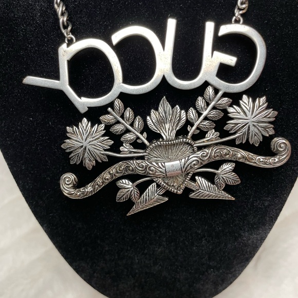 GUCCI GUCCY CRYSTAL RHINESTONE NECKLACE WITH JEWELRY BAG, BOX AND GIFT BAG - Picture 3 of 5